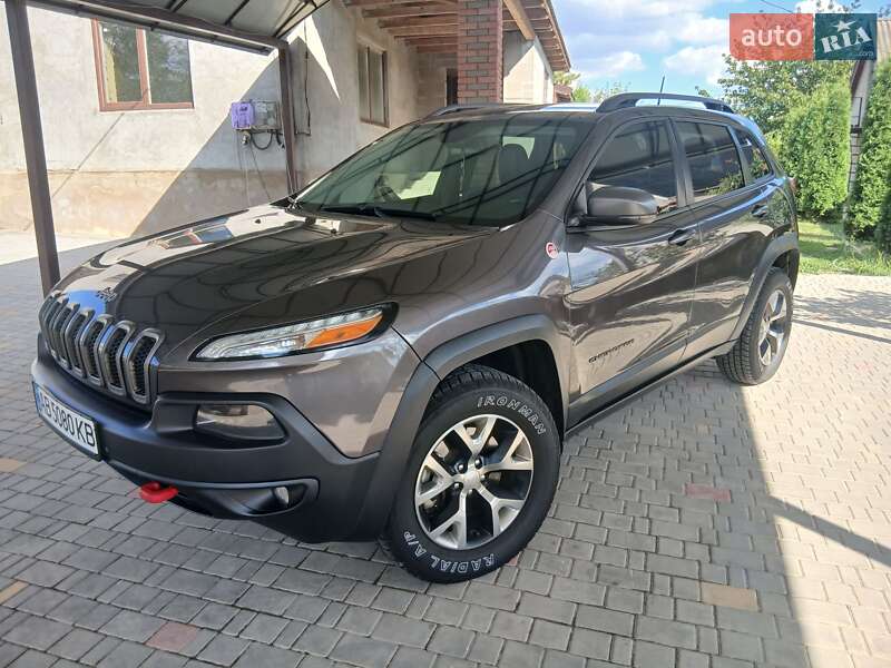 Позашляховик / Кросовер Jeep Cherokee