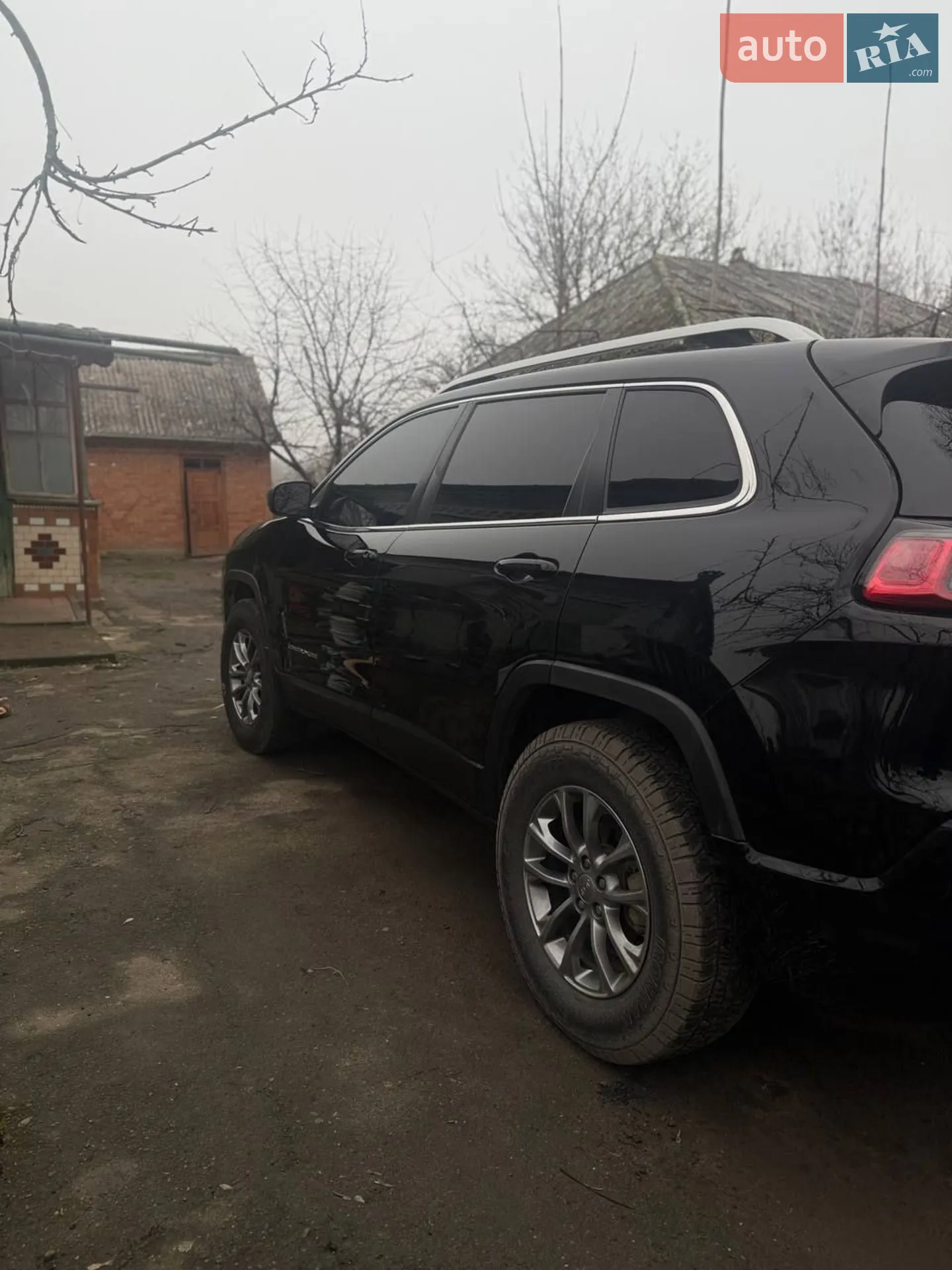 Jeep Cherokee 2019 VIN 1C4PJLLB1LD556051 фото оголошення 2 з 11