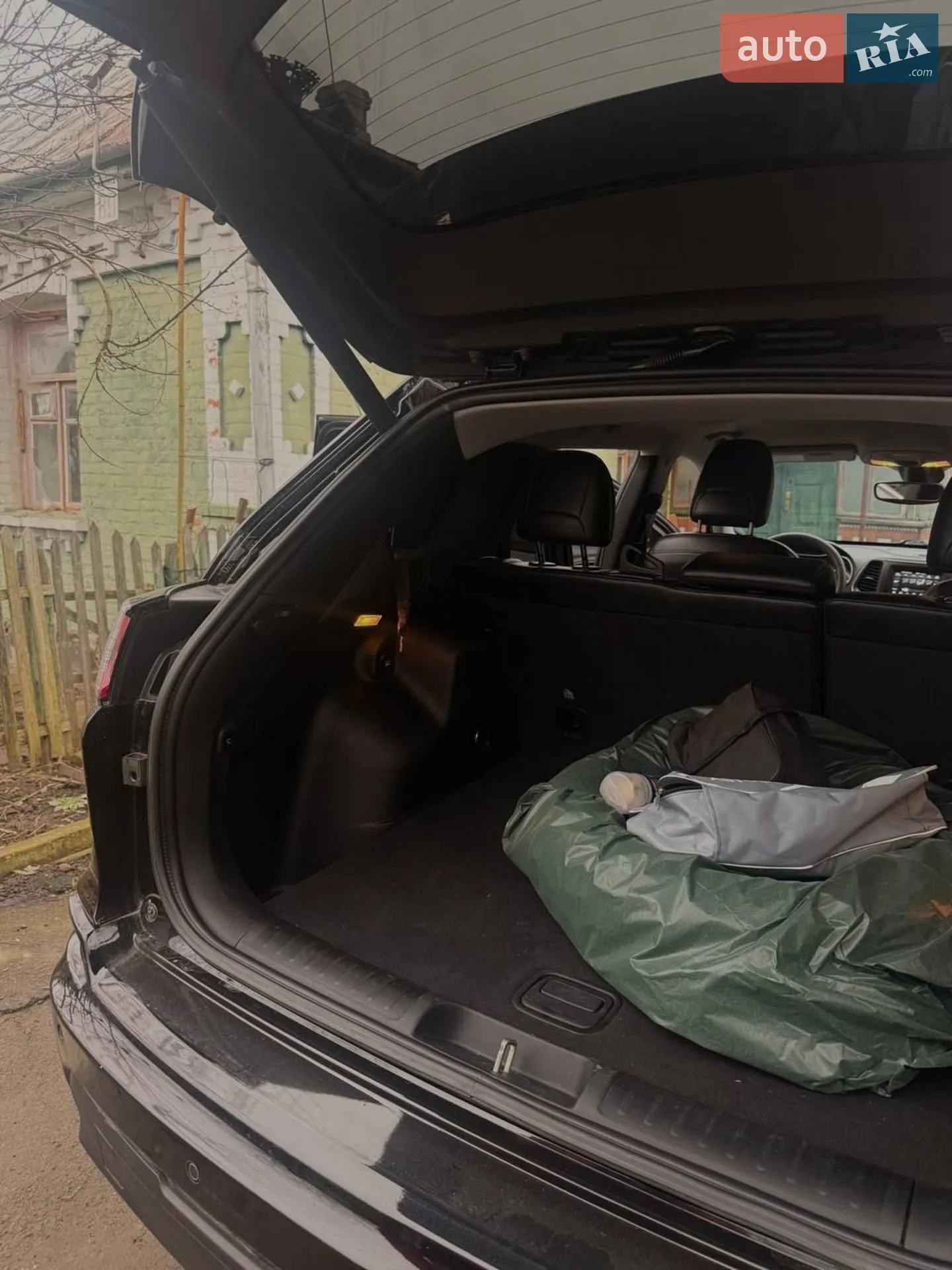 Jeep Cherokee 2019 VIN 1C4PJLLB1LD556051 фото оголошення 6 з 11