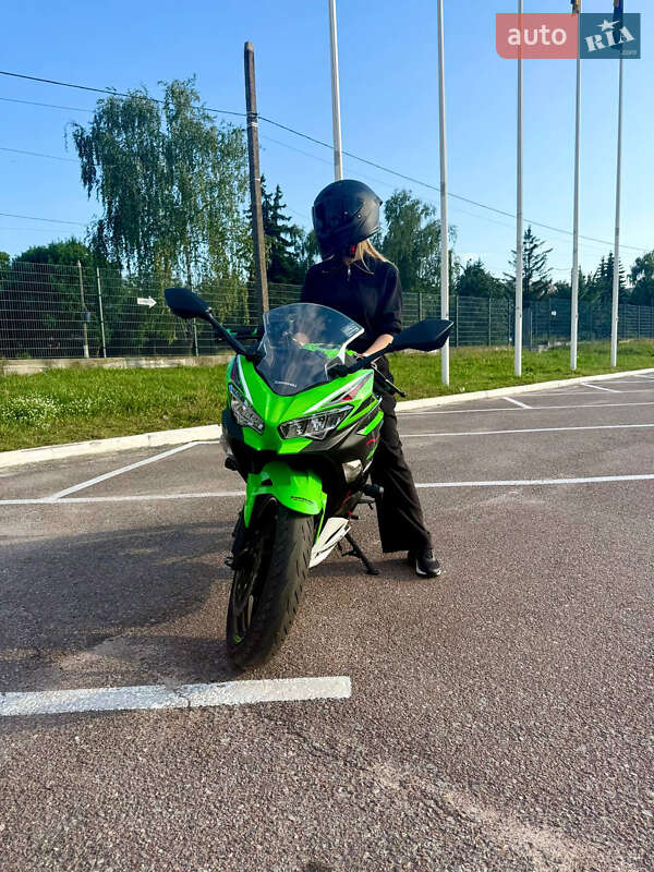 Спортбайк Kawasaki Ninja 400