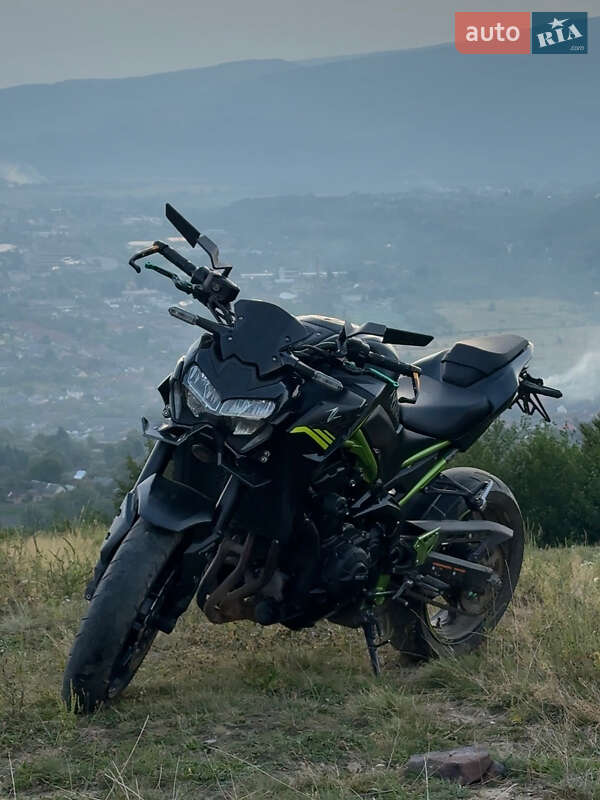 Спортбайк Kawasaki Z900