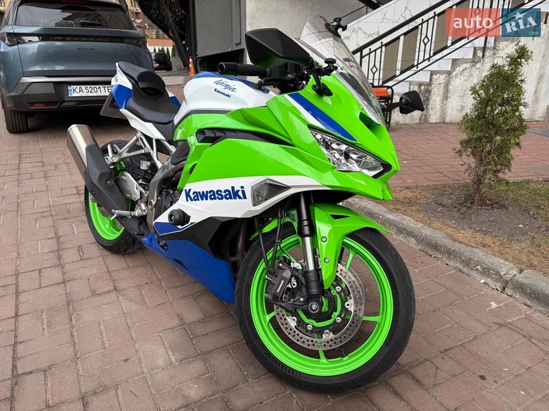 Мото Kawasaki ZX-4RR
