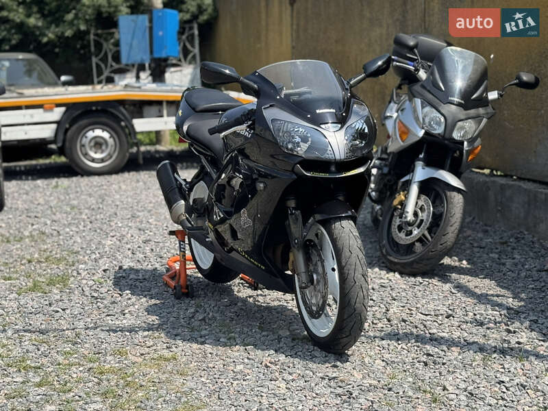Спортбайк Kawasaki ZX 9R