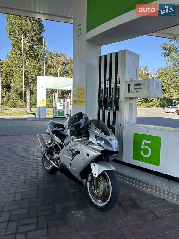 Спортбайк Kawasaki ZX 9R