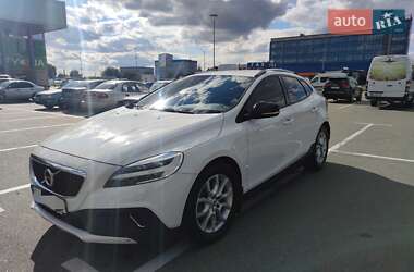 Характеристики Volvo V40 Cross Country Хэтчбек