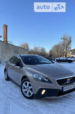 Характеристики Volvo V40 Cross Country Хетчбек