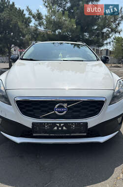 Характеристики Volvo V40 Cross Country Хэтчбек