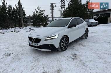 Характеристики Volvo V40 Cross Country Хэтчбек