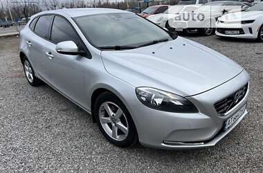 Характеристики Volvo V40 Хетчбек