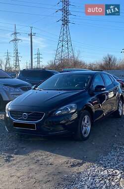 Характеристики Volvo V40 Хэтчбек
