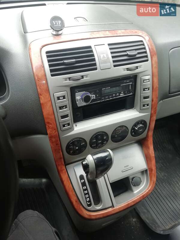 Мінівен Kia Carnival