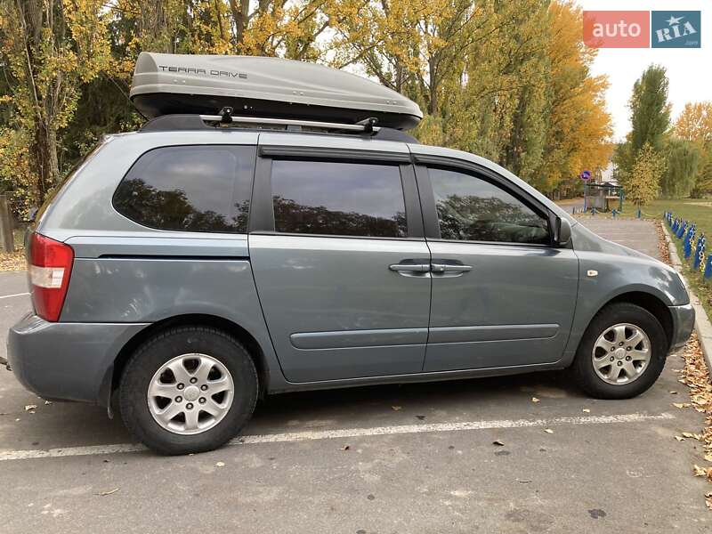 Мінівен Kia Carnival