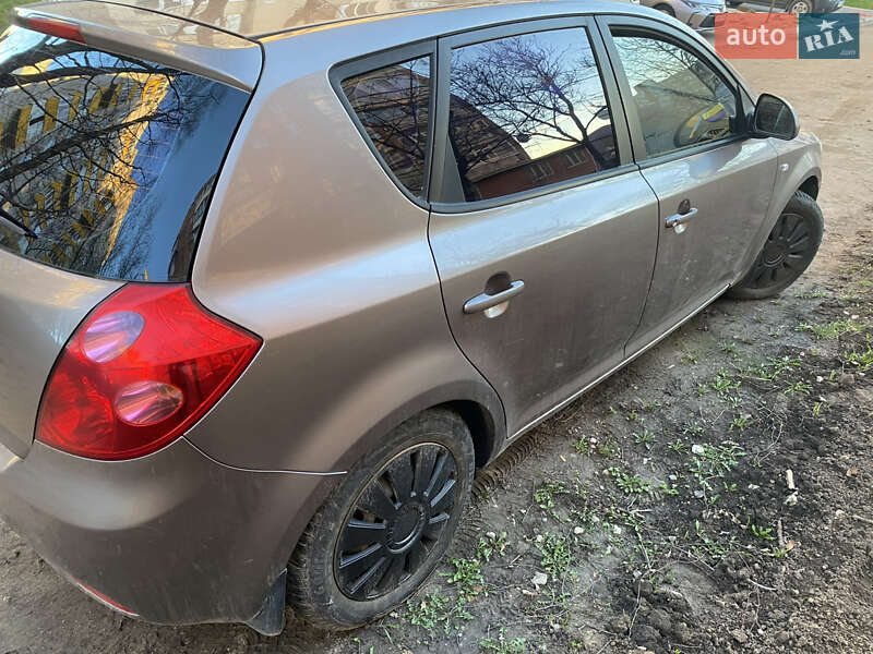 Хетчбек Kia Ceed 2007 в Хмельницькому