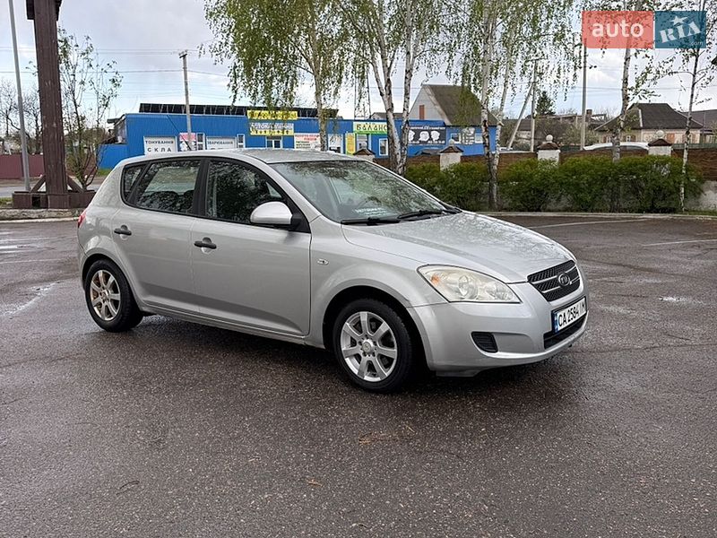 Хэтчбек Kia Ceed 2007 в Смеле