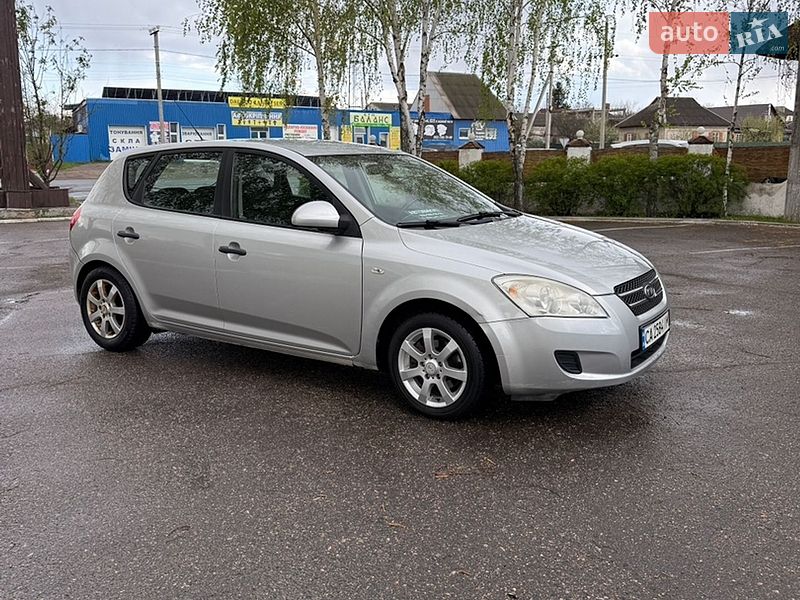 Хэтчбек Kia Ceed 2007 в Смеле