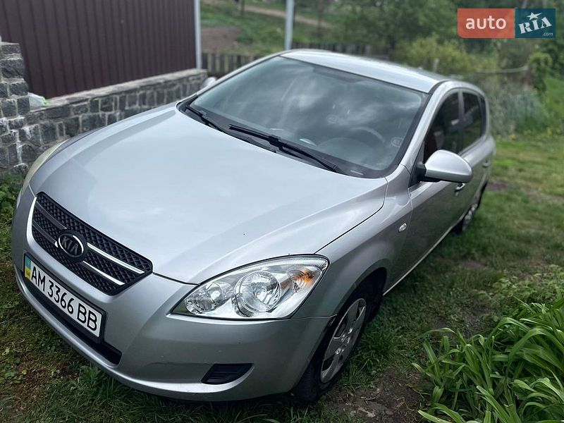 Хэтчбек Kia Ceed 2008 в Новогуйвинском