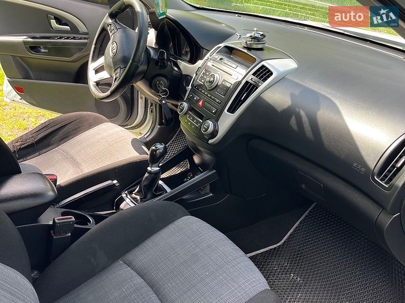 Универсал Kia Ceed 2010 в Дергачах