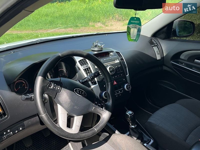 Универсал Kia Ceed 2010 в Дергачах