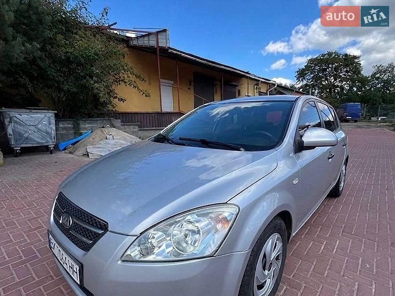 Хэтчбек Kia Ceed 2008 в Дубно