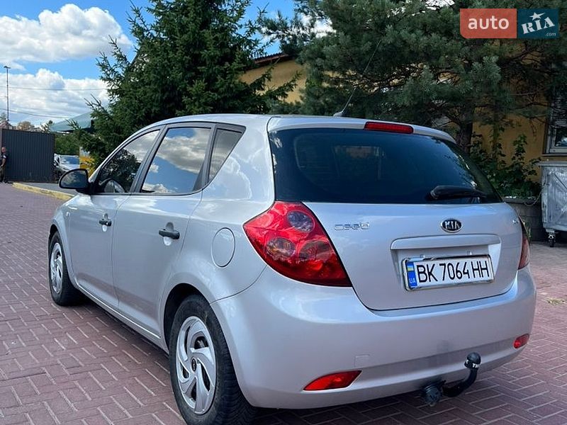 Хэтчбек Kia Ceed 2008 в Дубно