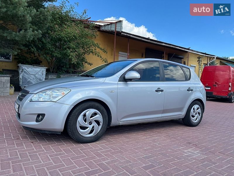 Хэтчбек Kia Ceed 2008 в Дубно