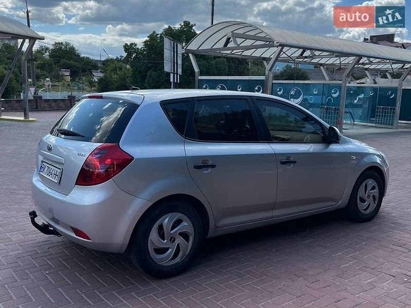 Хэтчбек Kia Ceed 2008 в Дубно