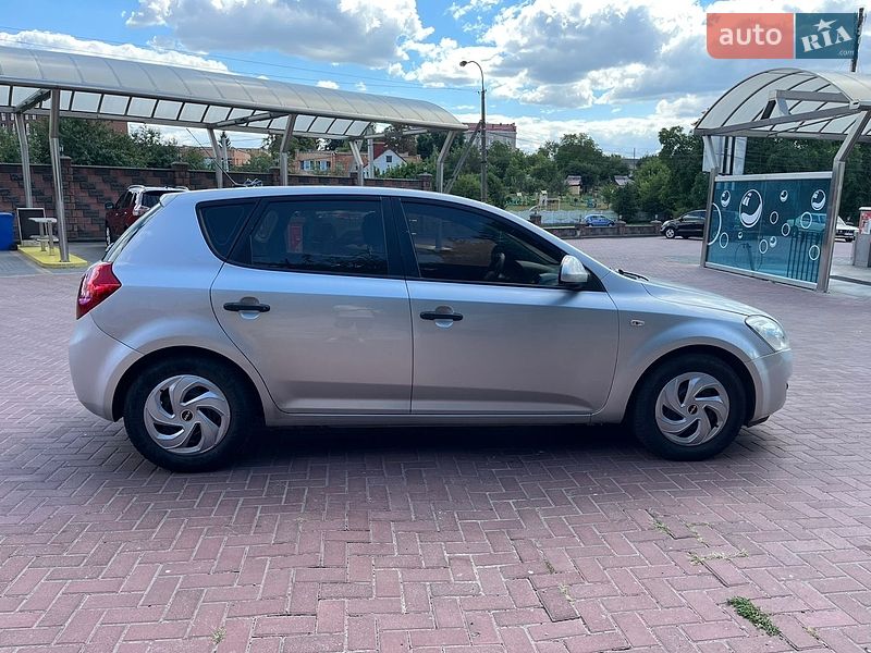 Хэтчбек Kia Ceed 2008 в Дубно