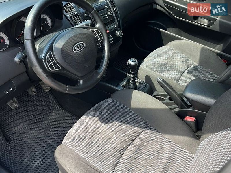 Хэтчбек Kia Ceed 2008 в Дубно