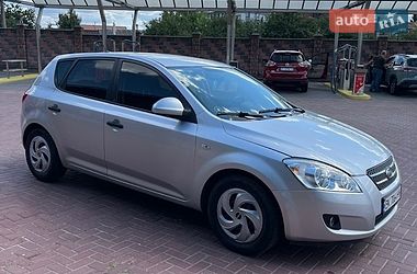 Хэтчбек Kia Ceed 2008 в Дубно