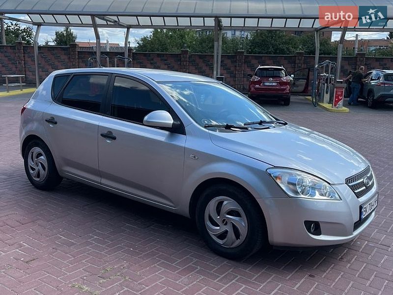 Хэтчбек Kia Ceed 2008 в Дубно