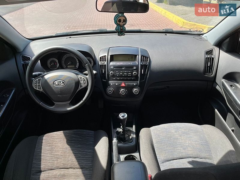 Хэтчбек Kia Ceed 2008 в Дубно