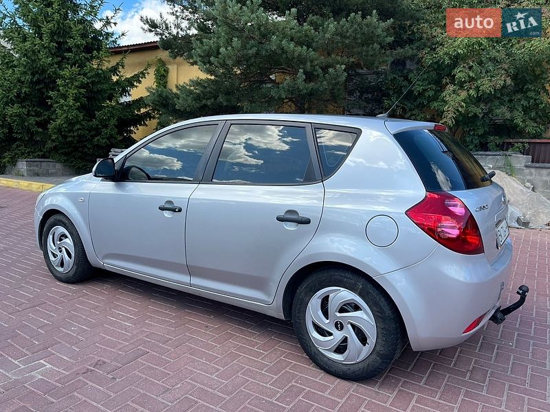 Хэтчбек Kia Ceed 2008 в Дубно