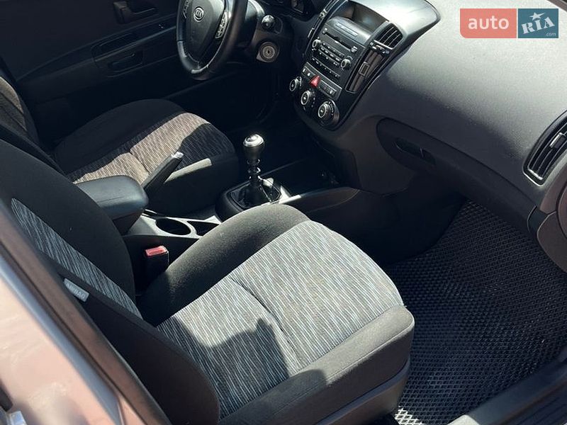Хэтчбек Kia Ceed 2008 в Дубно