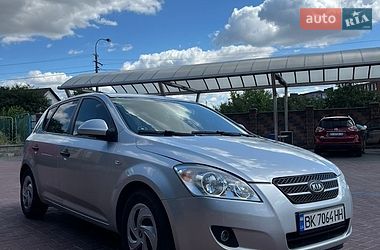 Хэтчбек Kia Ceed 2008 в Дубно