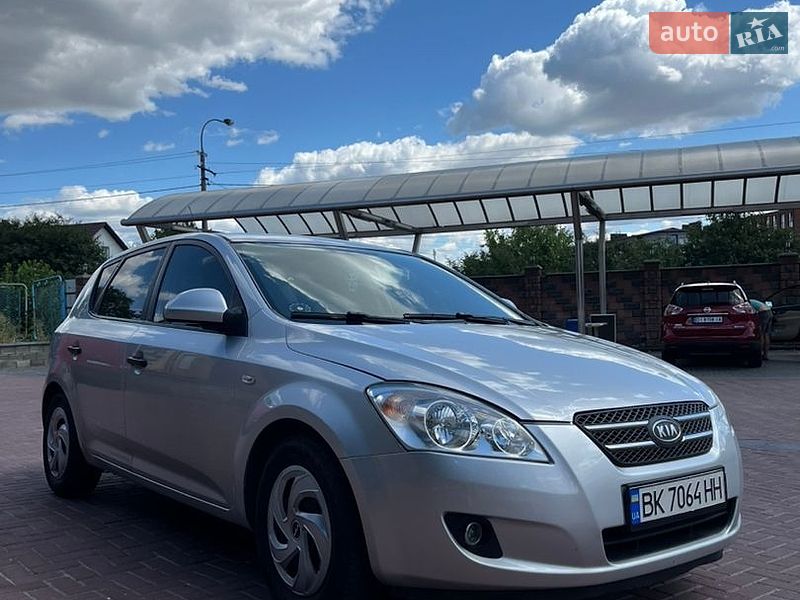 Хэтчбек Kia Ceed 2008 в Дубно
