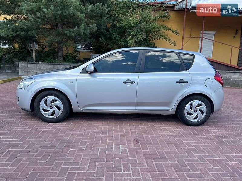 Хэтчбек Kia Ceed 2008 в Дубно
