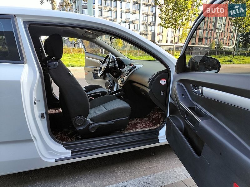 Хэтчбек Kia Ceed 2009 в Киеве