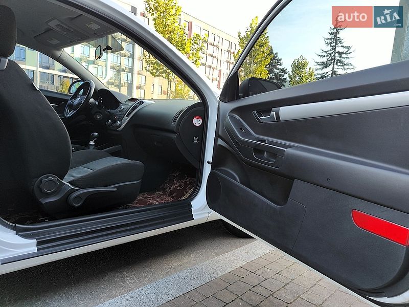 Хэтчбек Kia Ceed 2009 в Киеве