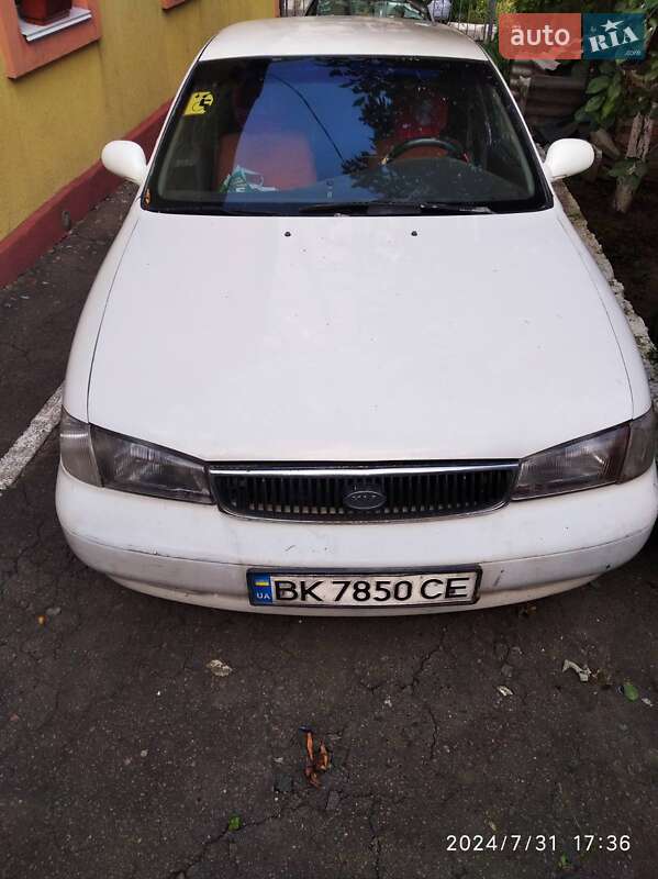 Седан Kia Clarus 1998 в Ровно