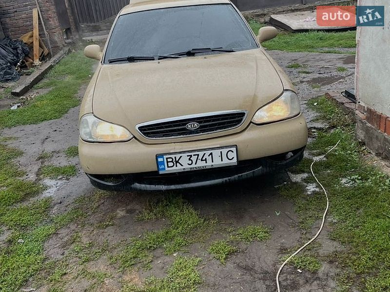 Седан Kia Clarus