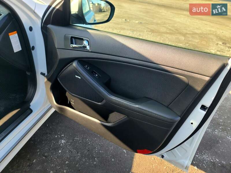 Седан Kia Optima 2012 в Днепре