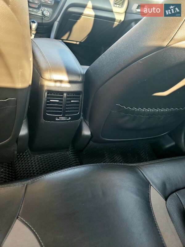 Седан Kia Optima 2012 в Днепре