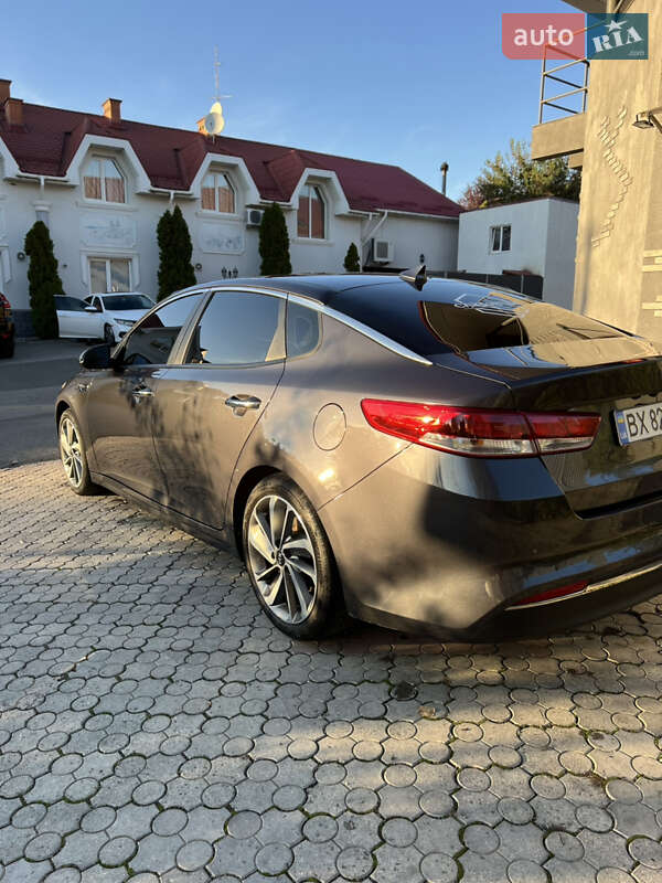 Седан Kia Optima 2017 в Ужгороде