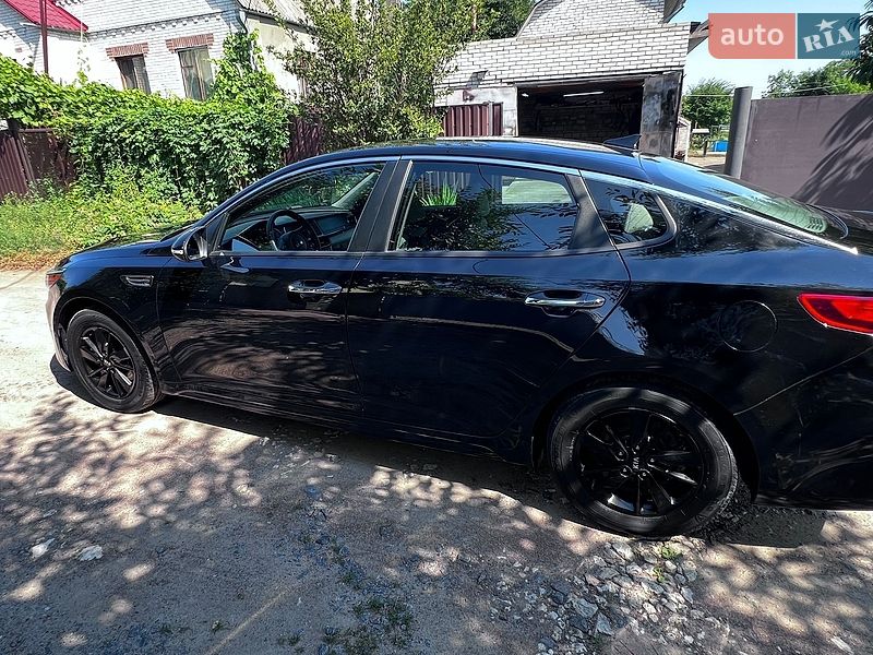 Седан Kia Optima 2017 в Вишневом