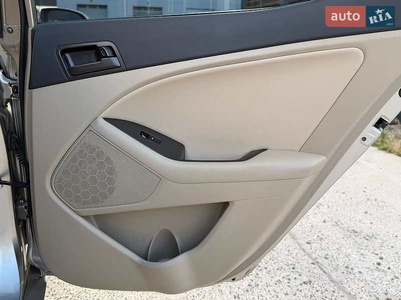 Седан Kia Optima 2012 в Житомирі