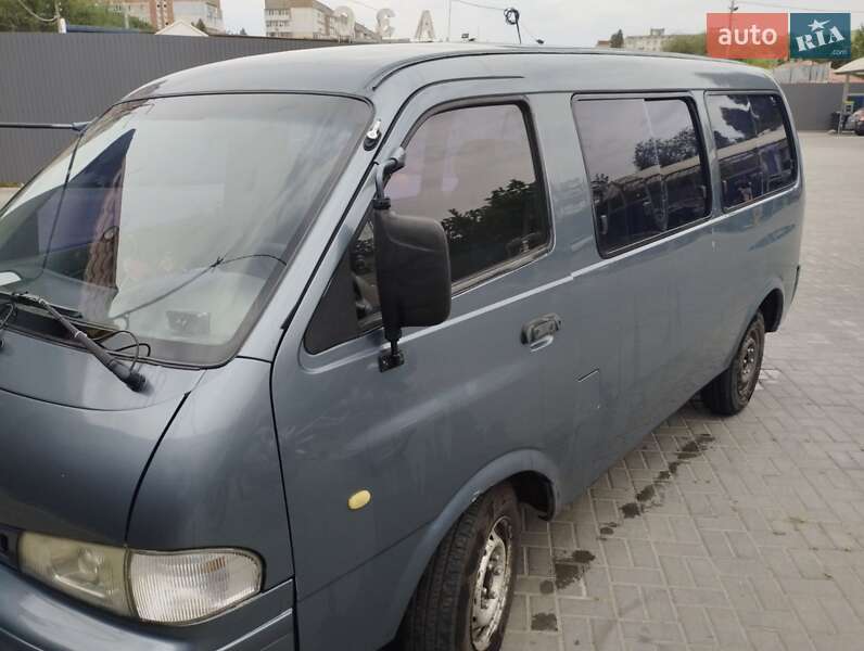 Мінівен Kia Pregio