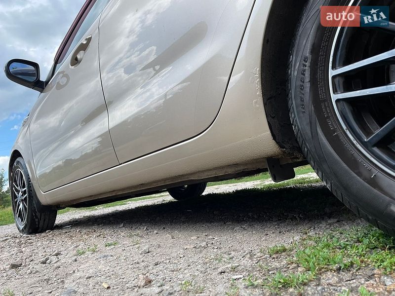 Седан Kia Rio 2012 в Царичанке
