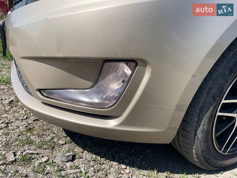 Седан Kia Rio 2012 в Царичанке