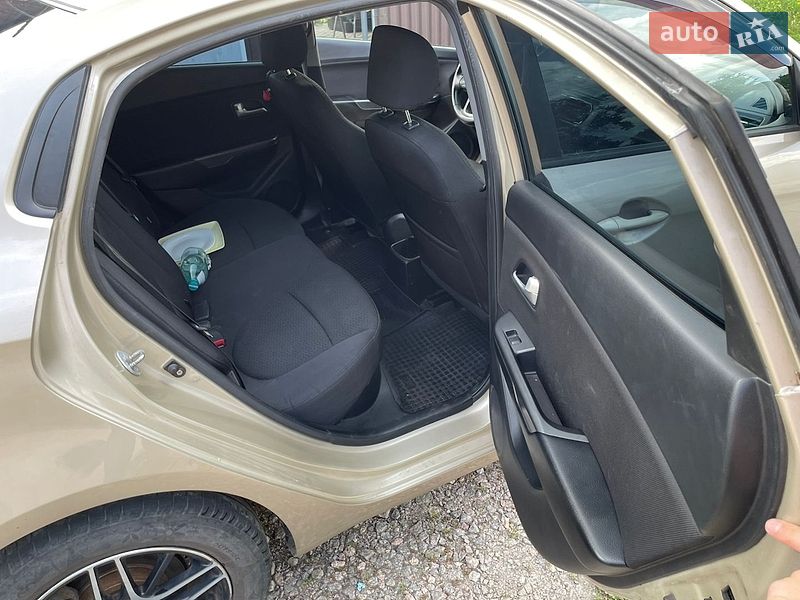 Седан Kia Rio 2012 в Царичанке