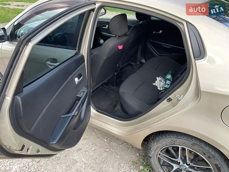 Седан Kia Rio 2012 в Царичанке